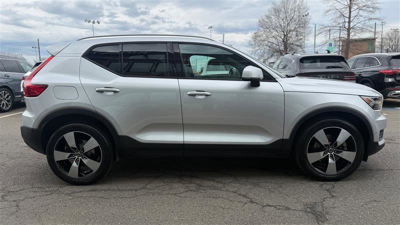 Used 2019 Volvo XC40 T5 Momentum image 5
