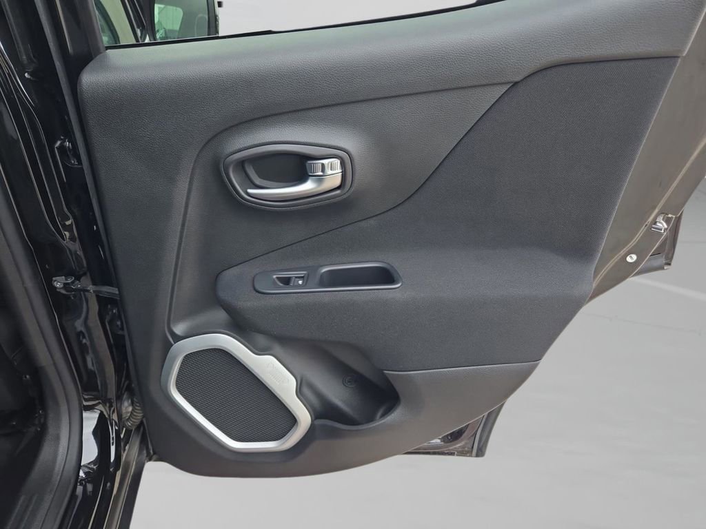 Used 2018 Jeep Renegade Latitude image 27