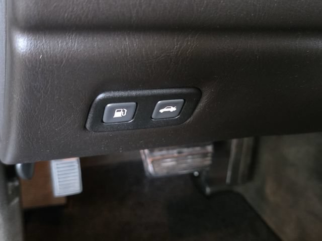 Used 2006 Cadillac XLR V RWD image 32