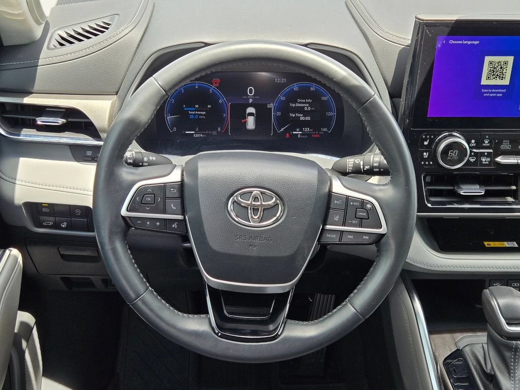 Used 2023 Toyota Highlander Limited FWD image 19