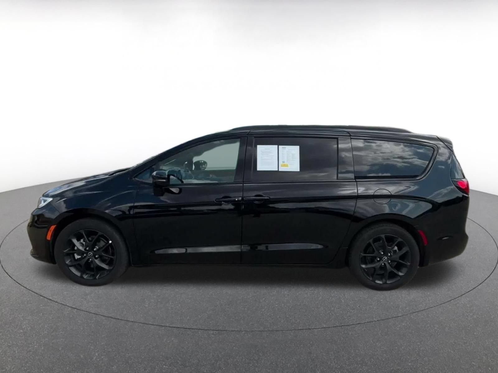 Used 2025 Chrysler Pacifica Limited FWD image 9