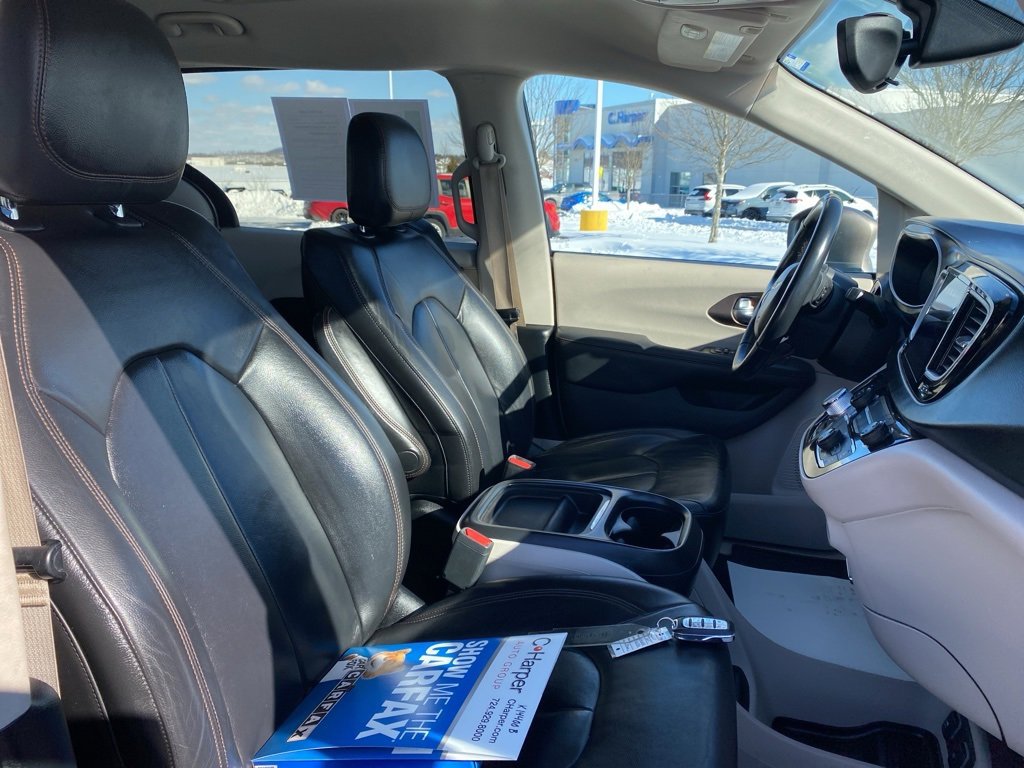 Used 2017 Chrysler Pacifica Touring-L image 11
