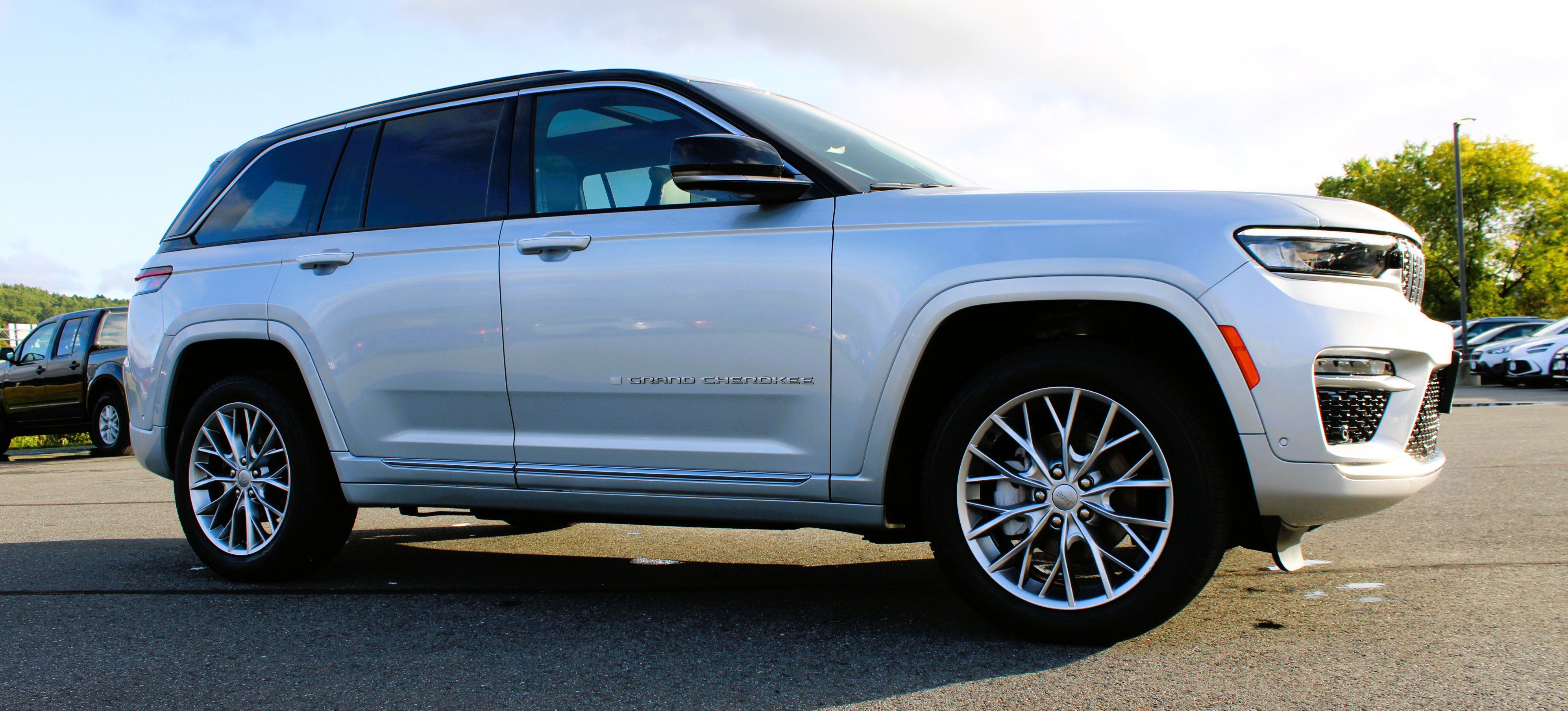 Used 2025 Jeep Grand Cherokee Summit w/ Luxury Tech Group V AWD/4WD image 6