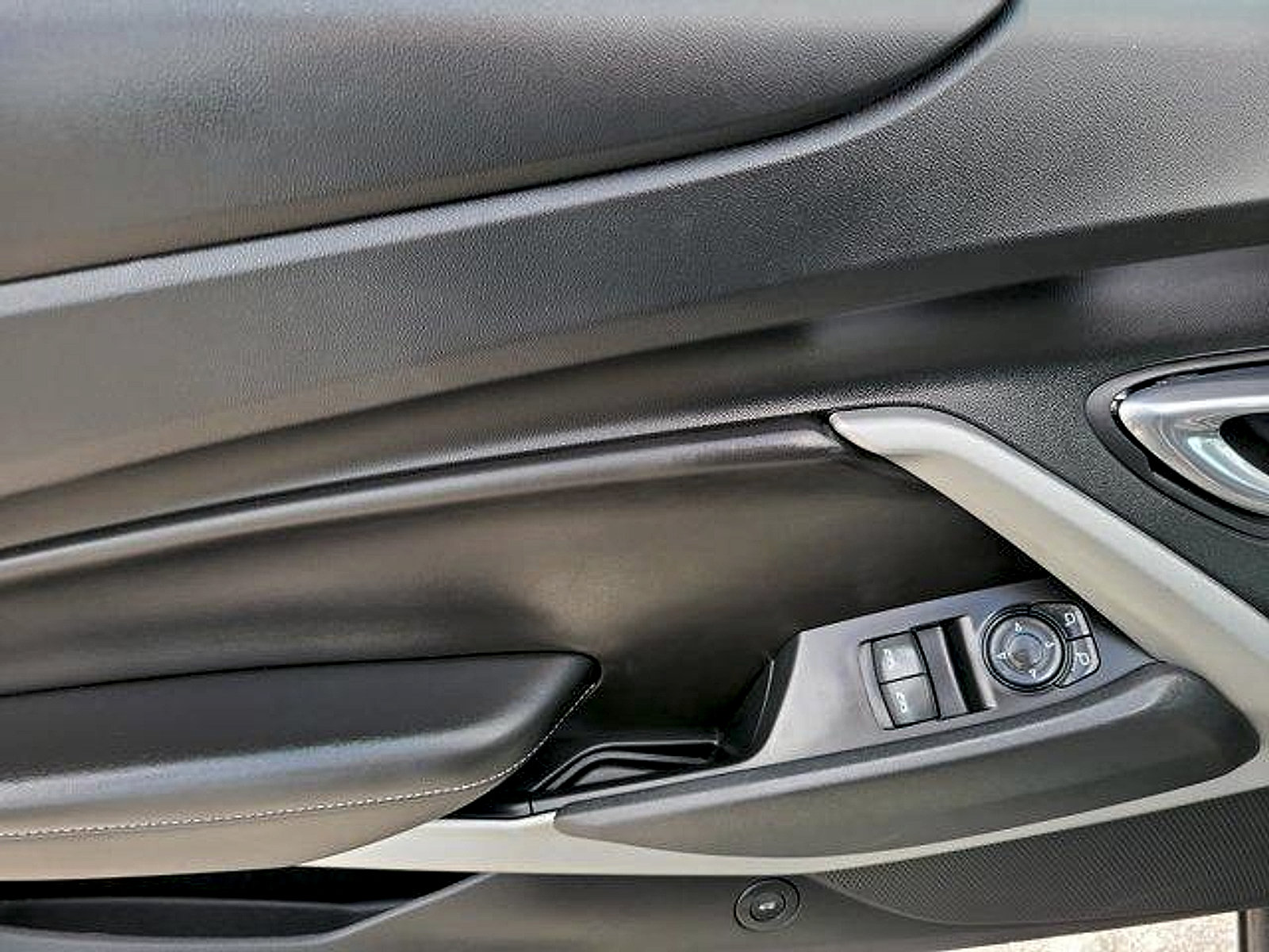Used 2017 Chevrolet Camaro LS RWD image 12