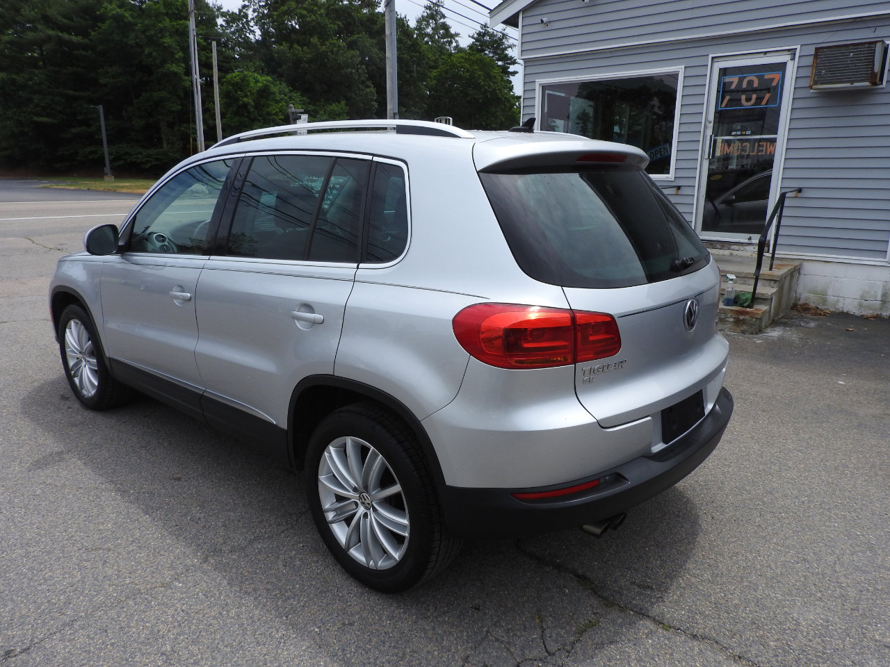 Used 2016 Volkswagen Tiguan SE image 2