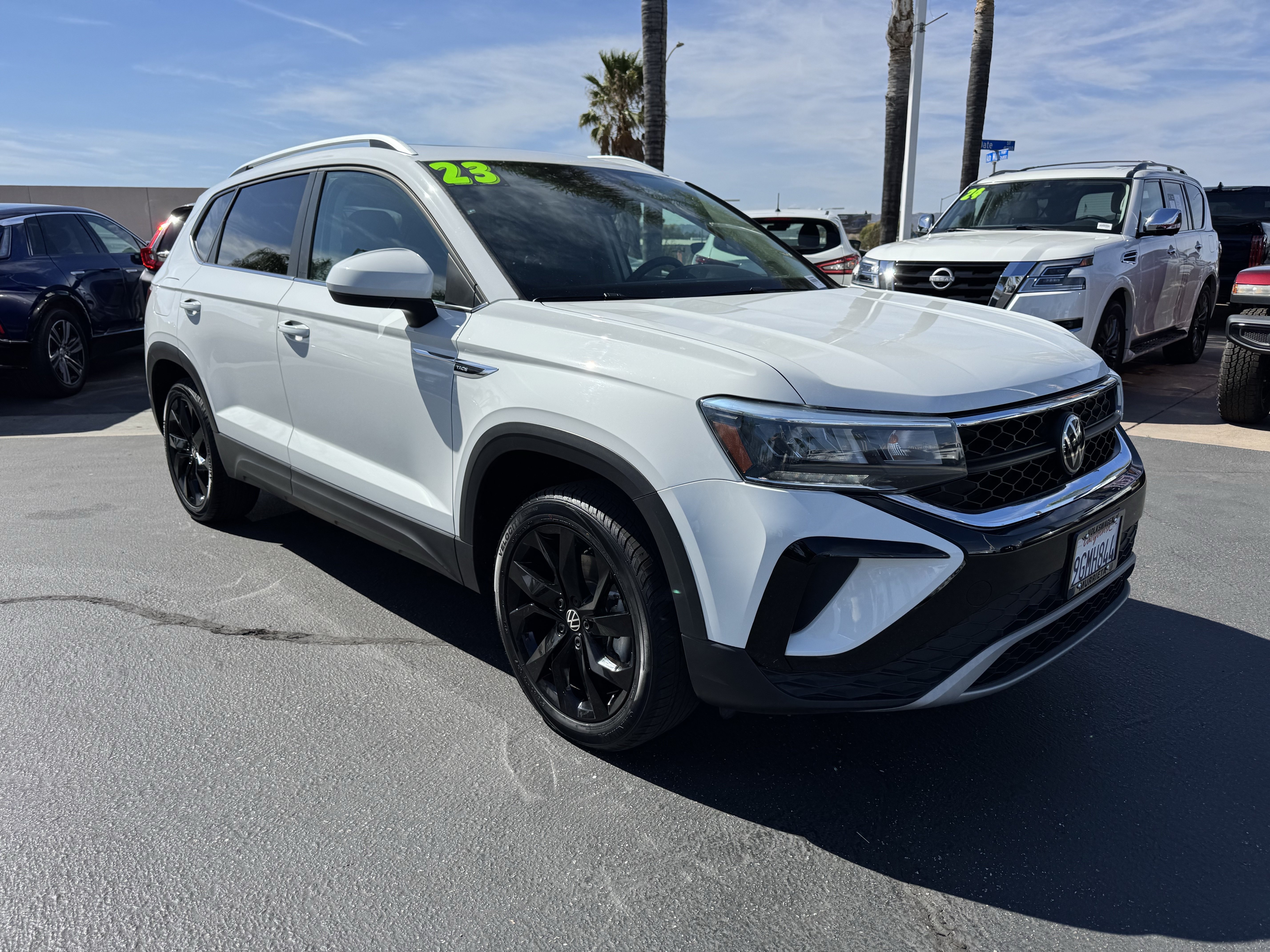 Used 2023 Volkswagen Taos SE w/ Panoramic Sunroof Package FWD image 2