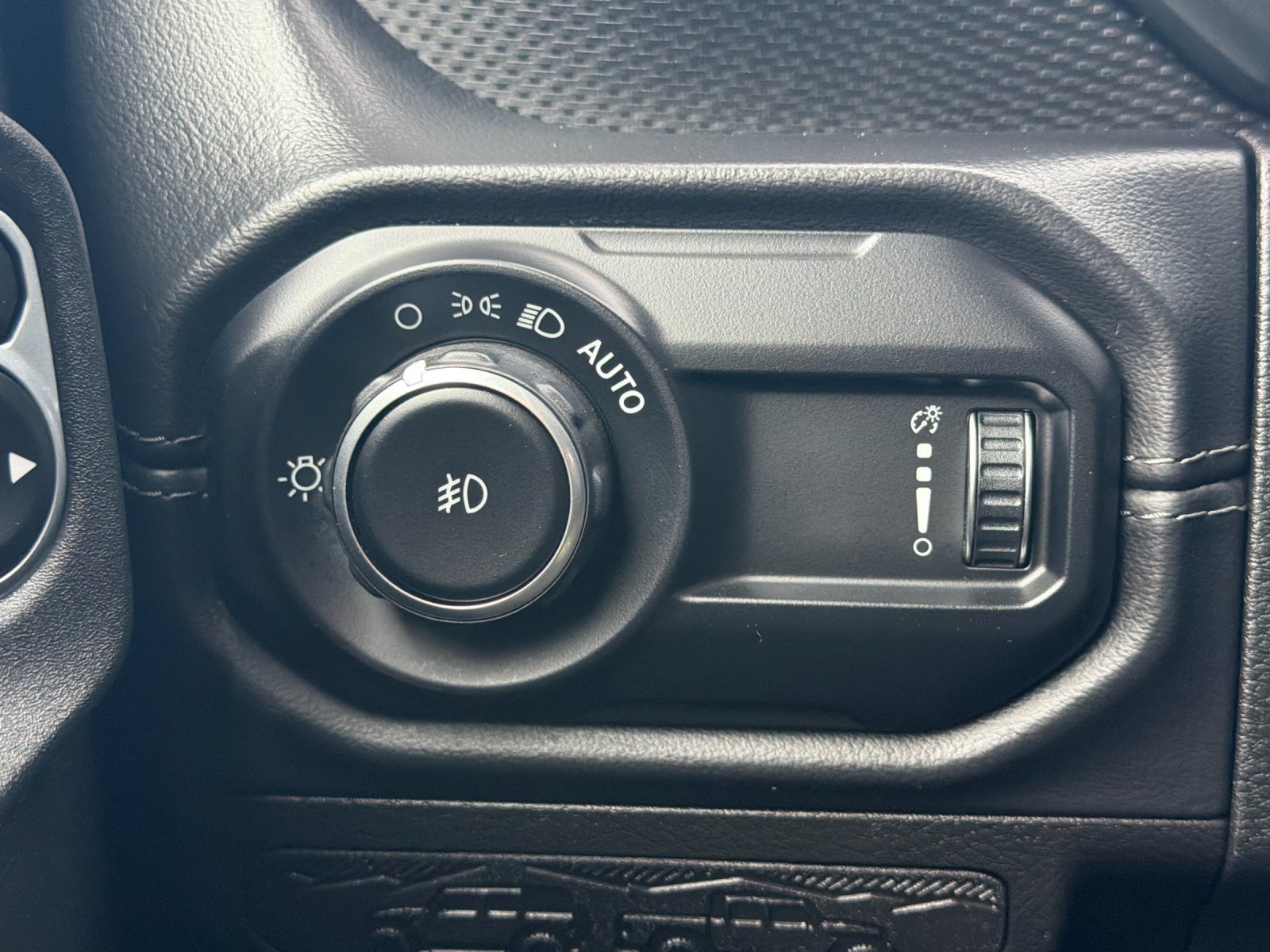 Used 2025 Jeep Wrangler Unlimited Rubicon AWD/4WD image 33