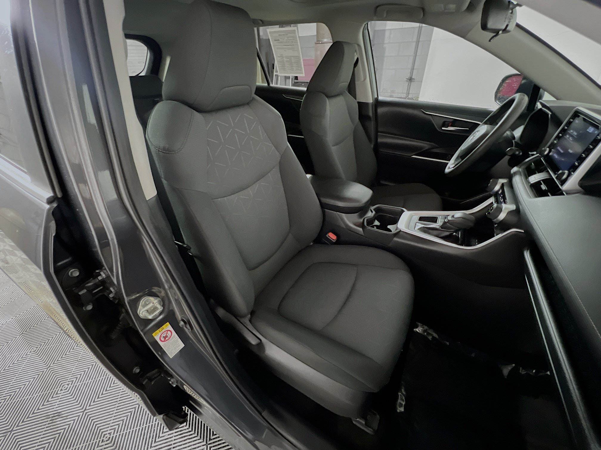 Used 2019 Toyota RAV4 XLE w/ Convenience Package FWD image 31
