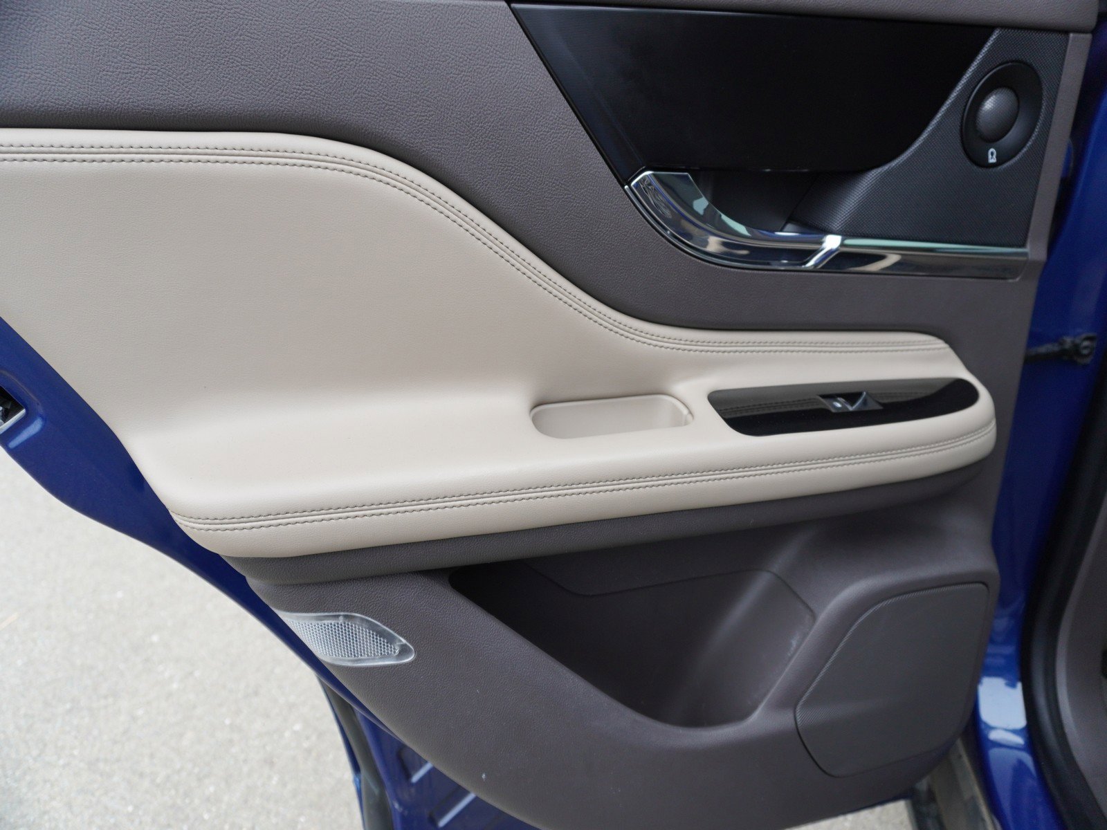 Used 2020 Lincoln Corsair Reserve w/ Equipment Group 201A image 12