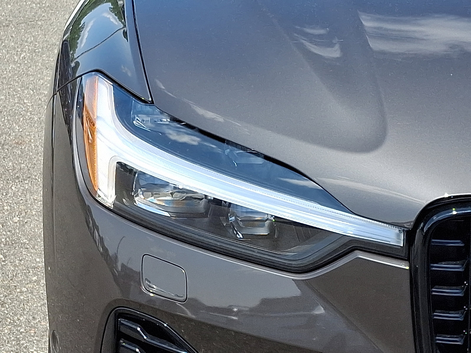 Used 2025 Volvo XC60 T8 Plus w/ Protection Package Premier image 8