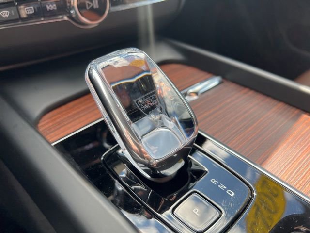 Certified 2025 Volvo XC60 B5 Ultra image 38