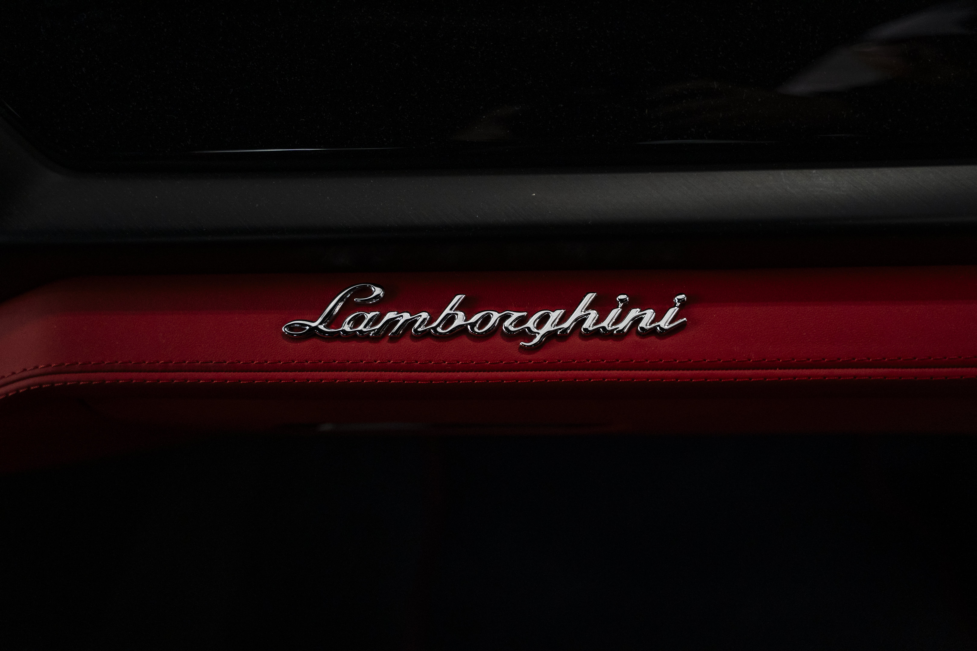 Used 2025 Lamborghini Urus SE AWD/4WD image 37