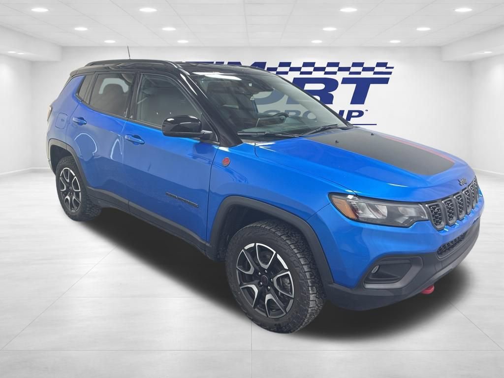 Used 2025 Jeep Compass Trailhawk image 3