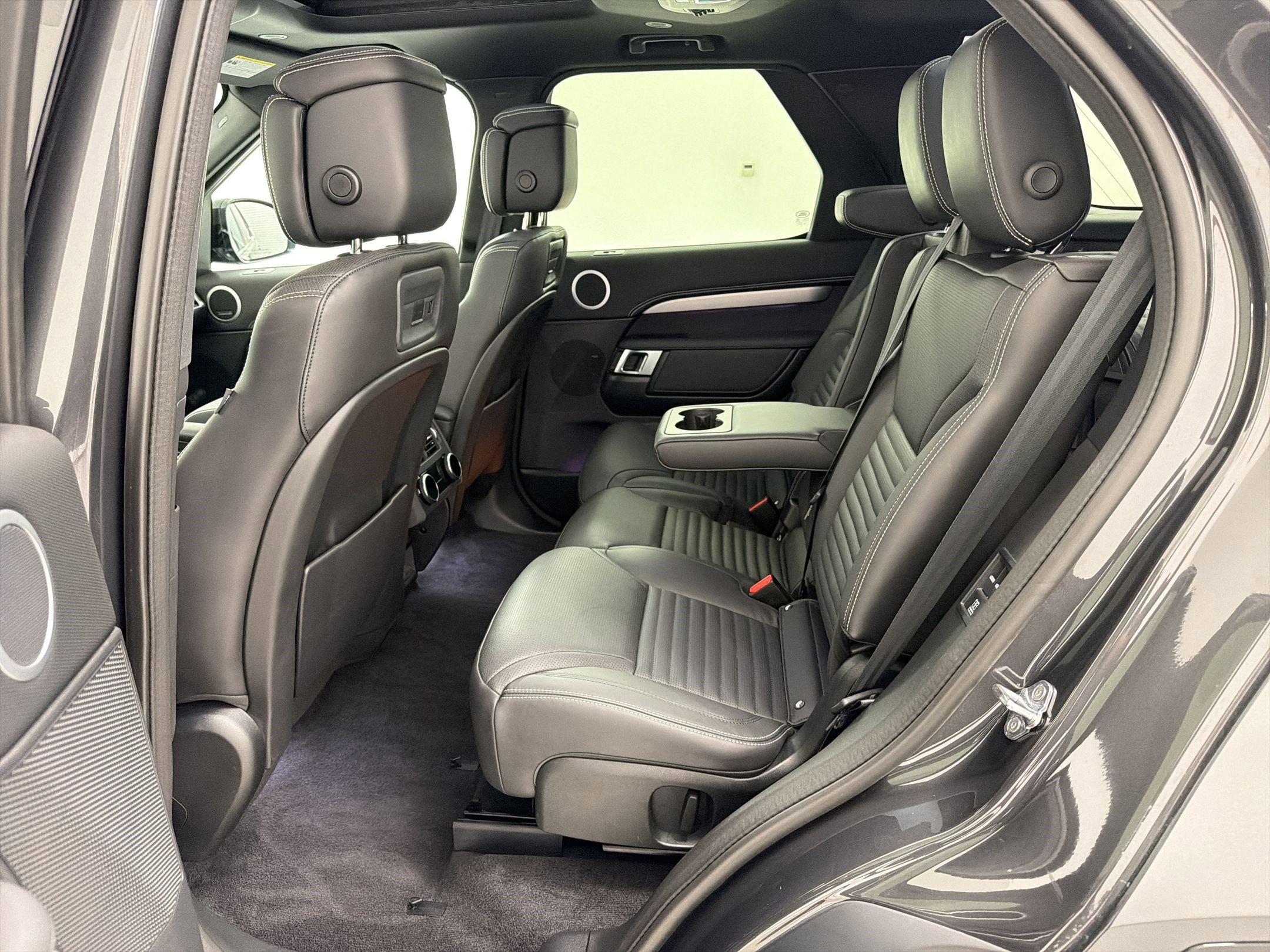 Certified 2025 Land Rover Discovery Dynamic SE AWD/4WD image 13