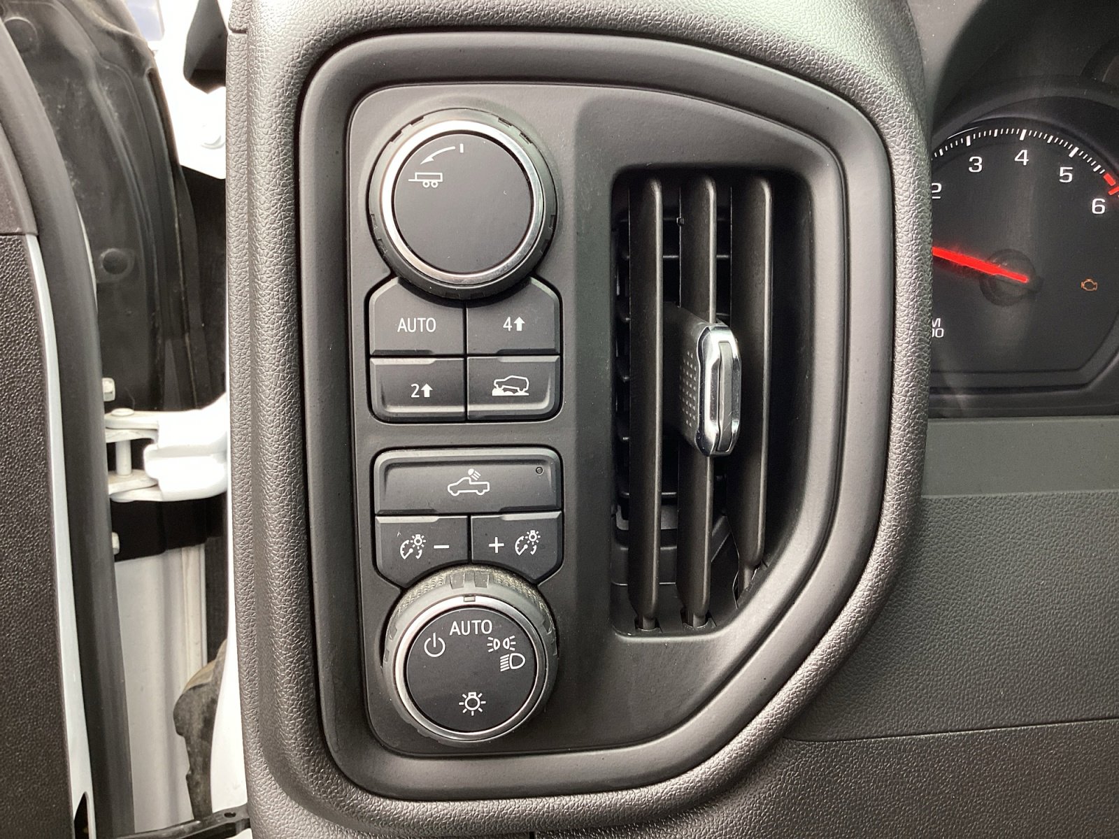 Used 2024 Chevrolet Silverado 1500 Custom AWD/4WD image 27