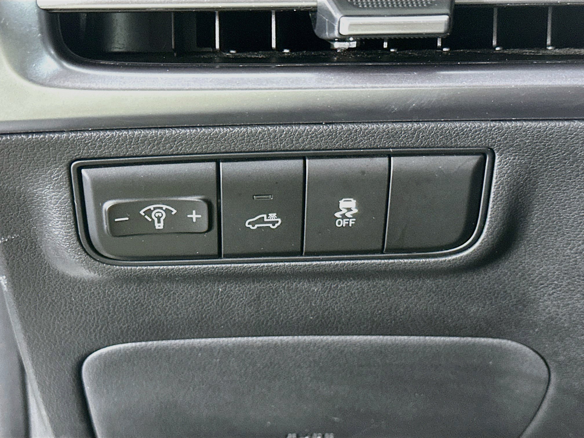 Used 2025 Hyundai Santa Cruz SEL FWD image 17