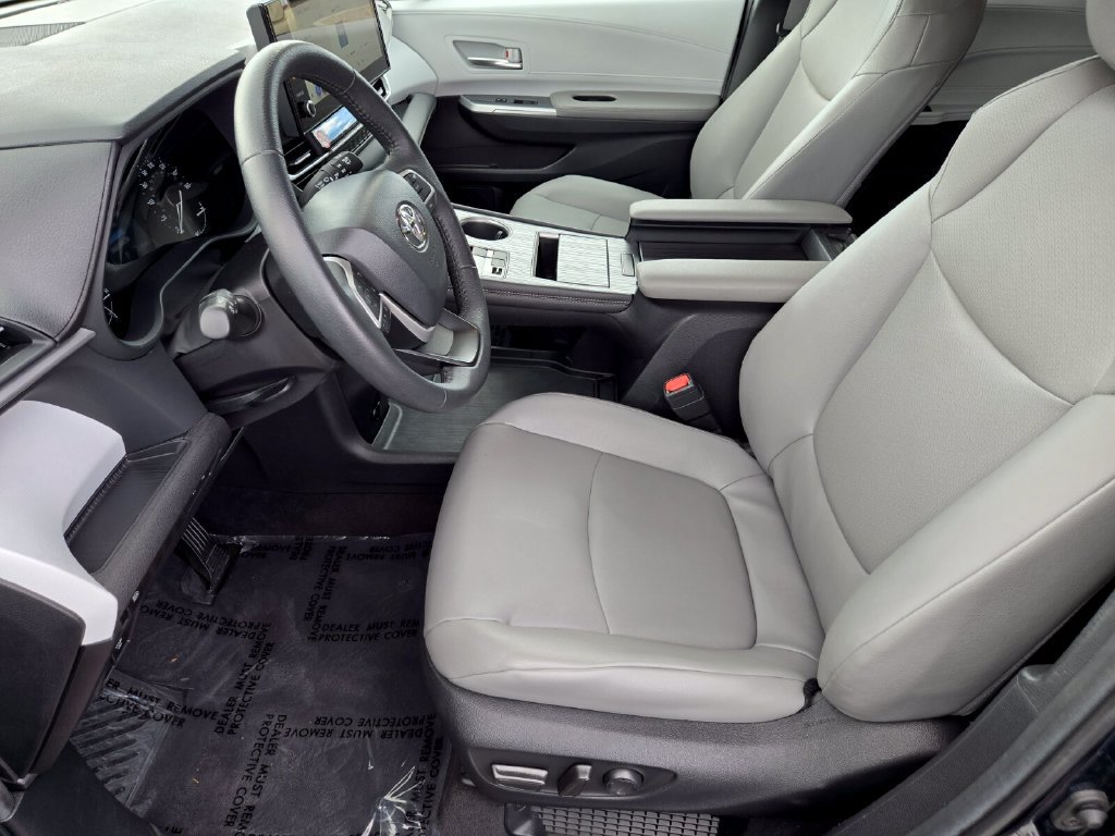 Used 2025 Toyota Sienna XLE FWD image 10