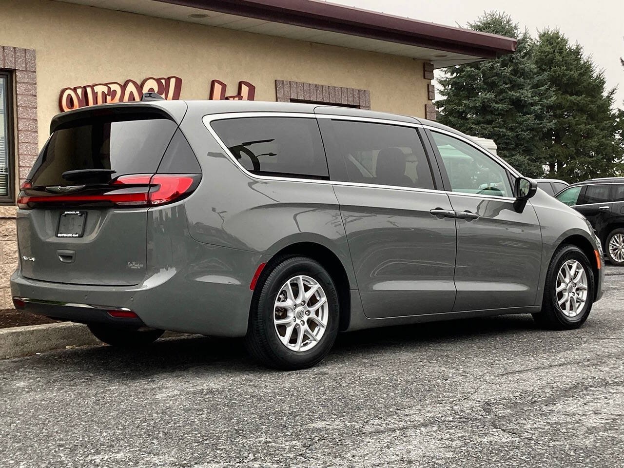 Used 2023 Chrysler Pacifica Touring-L FWD image 2