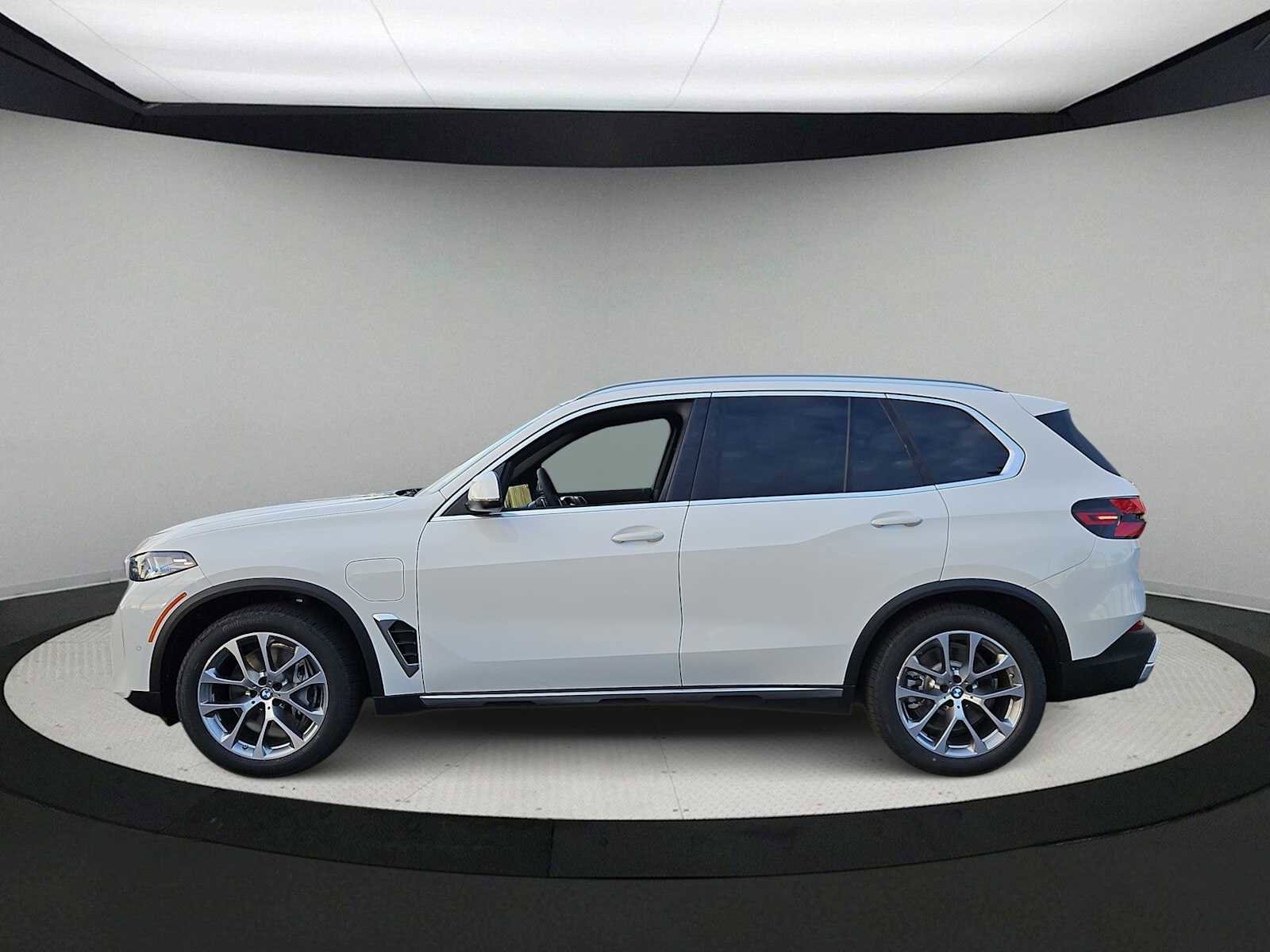 New 2026 BMW X5 xDrive50e image 5