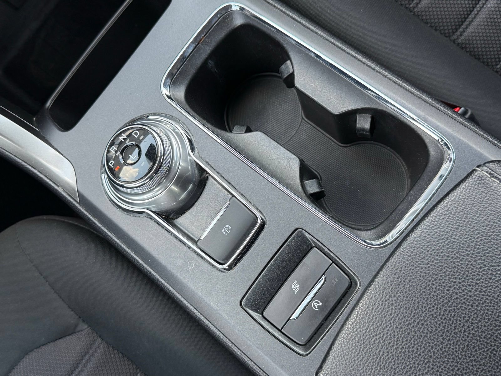 Used 2020 Ford Fusion SE FWD image 23