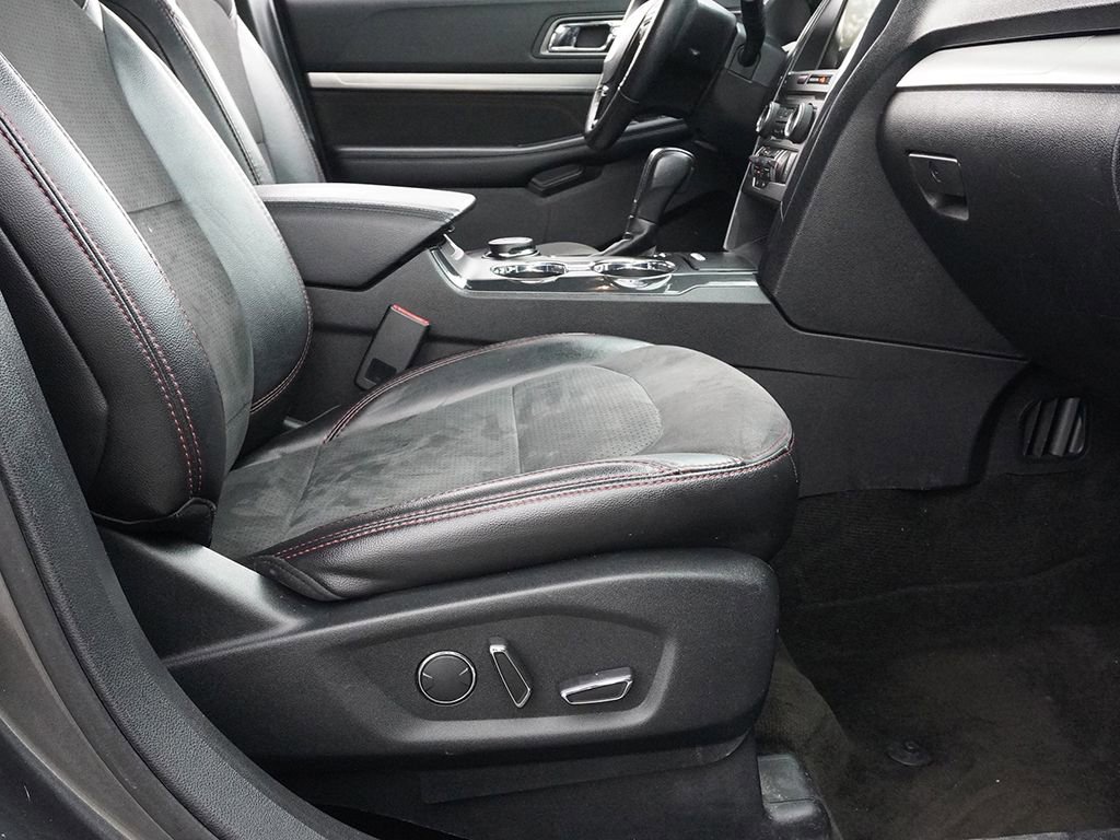 Used 2018 Ford Explorer XLT w/ Equipment Group 202A AWD/4WD image 29