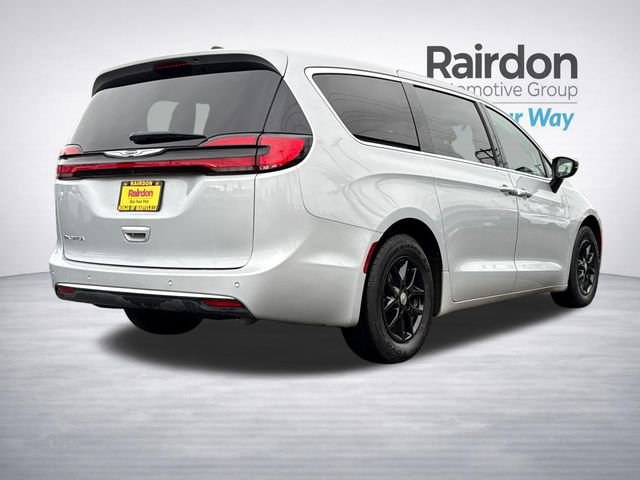 Used 2024 Chrysler Pacifica Touring-L image 8