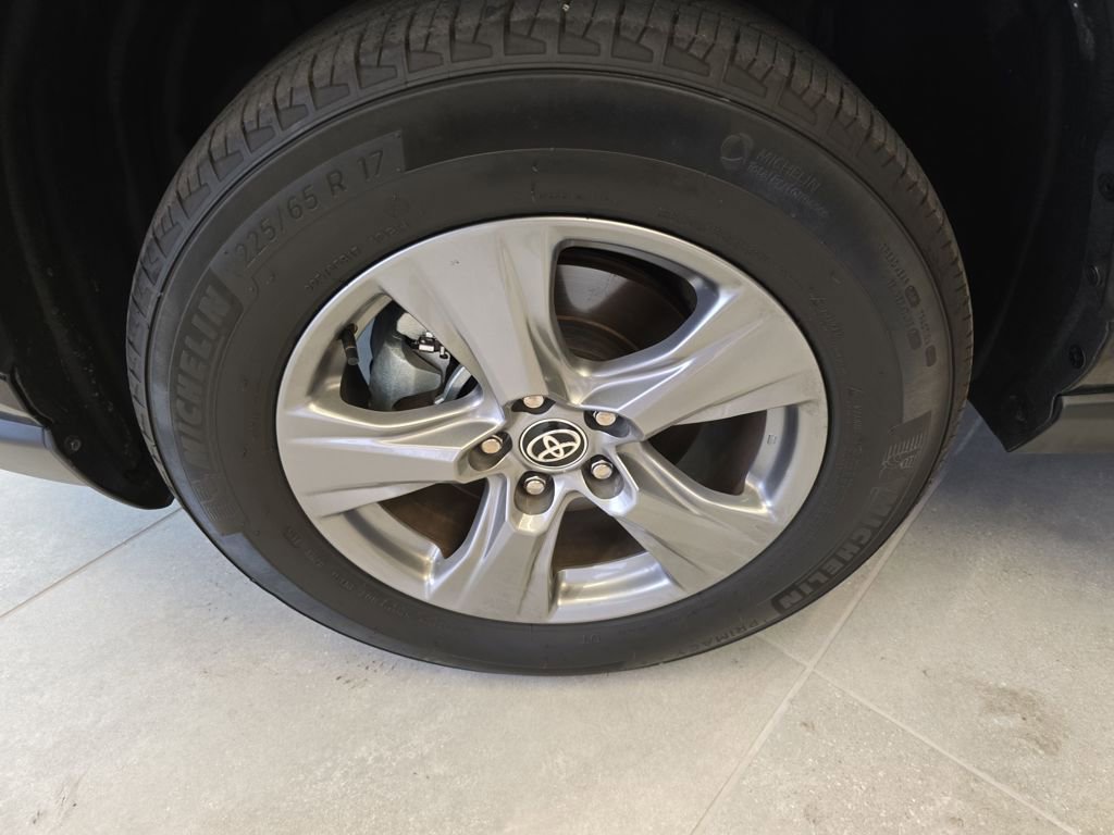 Used 2025 Toyota RAV4 XLE image 33