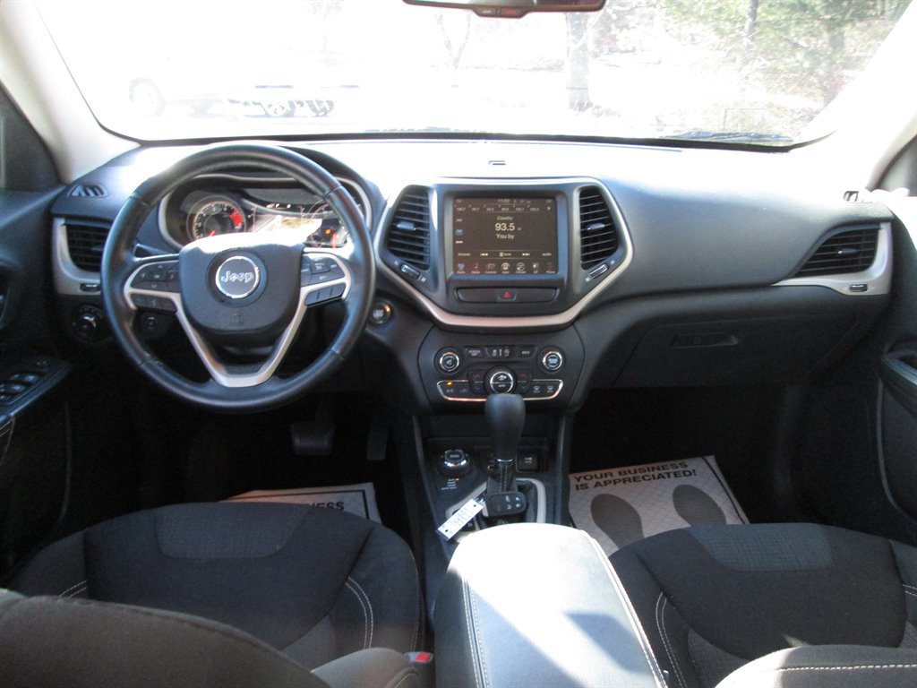 Used 2017 Jeep Cherokee Latitude w/ Comfort/Convenience Group image 9
