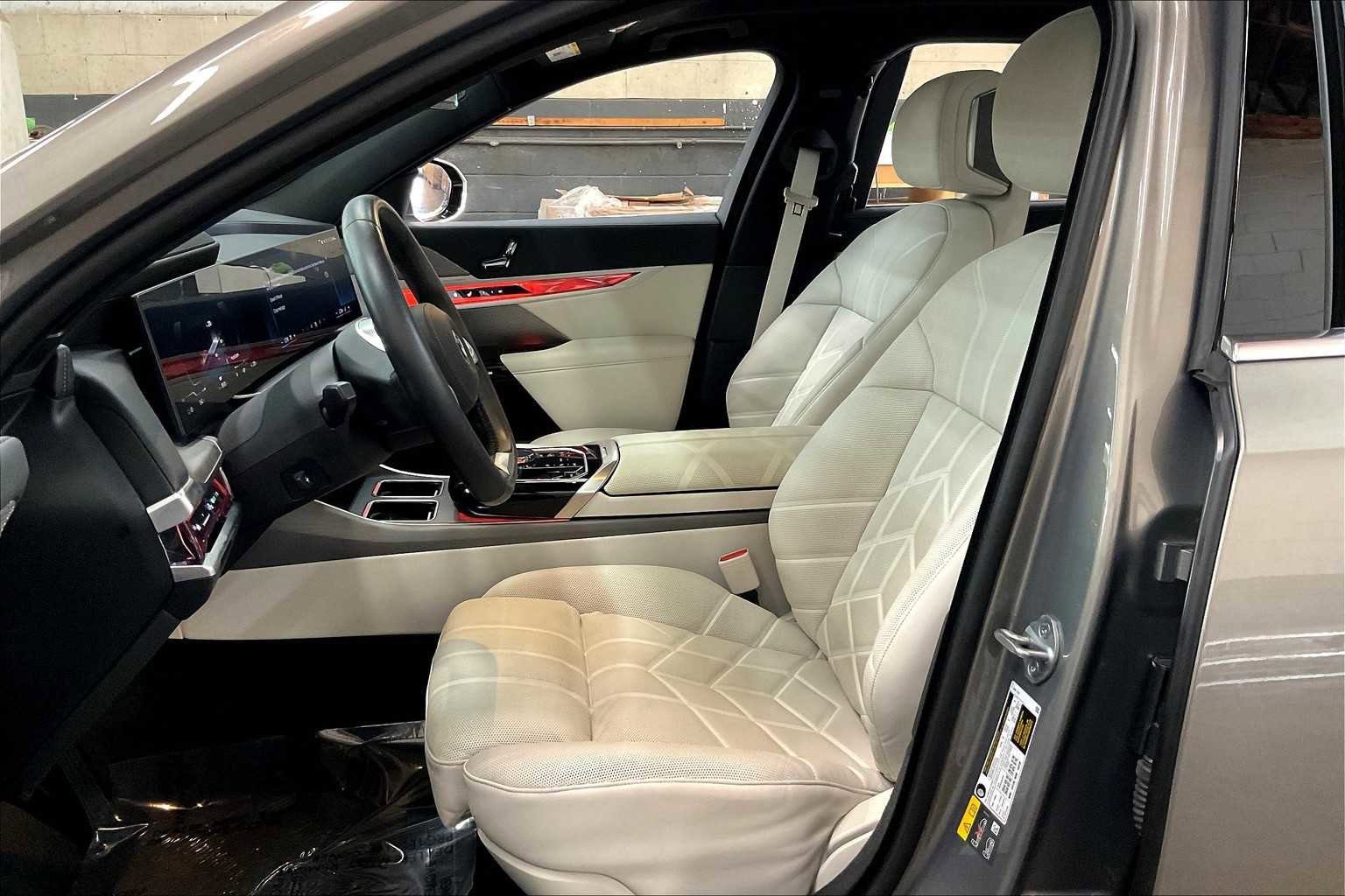 Used 2025 BMW i7 xDrive60 w/ Executive Package image 28