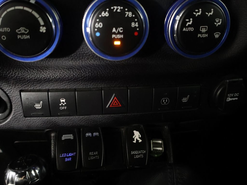 Used 2016 Jeep Wrangler Unlimited Sahara w/ Connectivity Group AWD/4WD image 36
