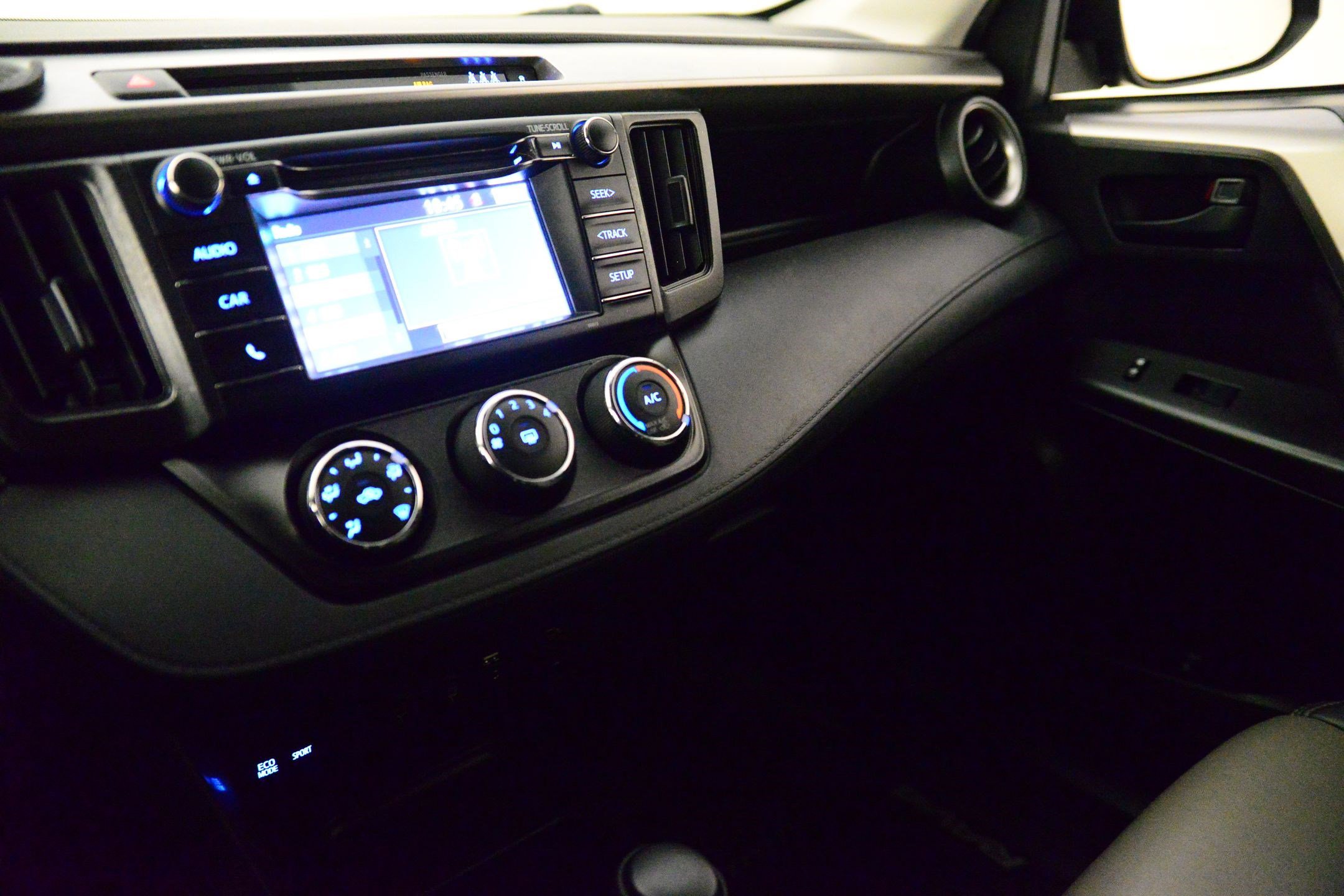 Used 2018 Toyota RAV4 LE image 27