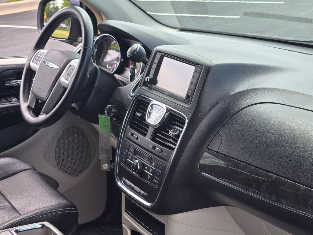 Used 2014 Chrysler Town & Country Touring FWD image 7