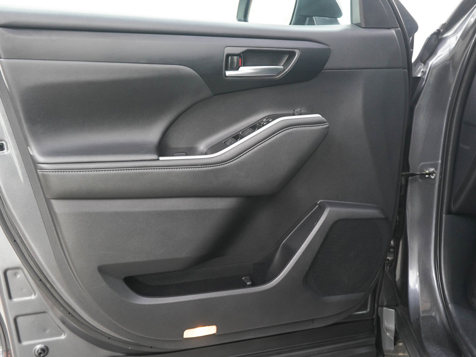 Used 2025 Toyota Highlander XLE AWD/4WD image 19