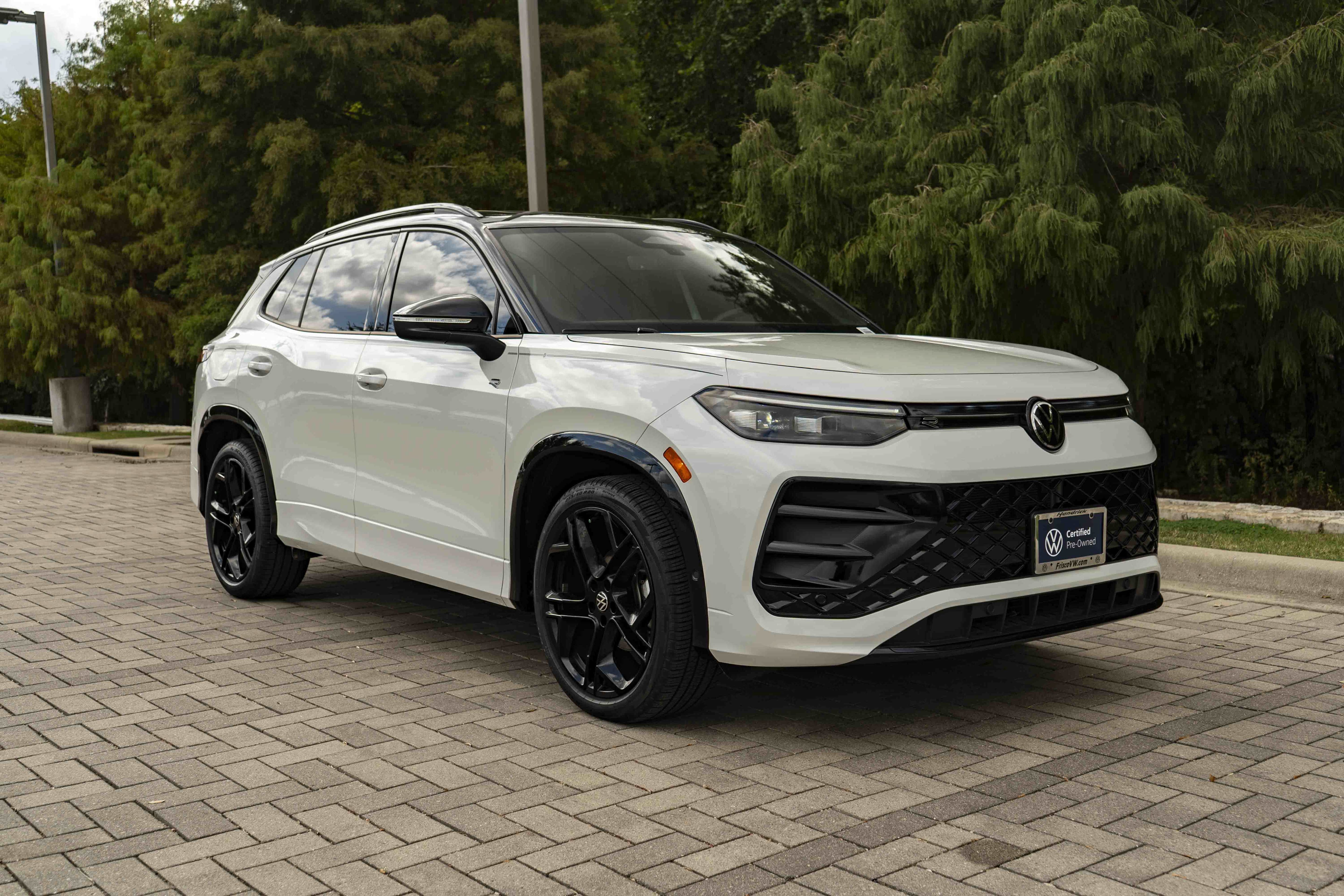 Certified 2026 Volkswagen Tiguan SE R-Line FWD image 2