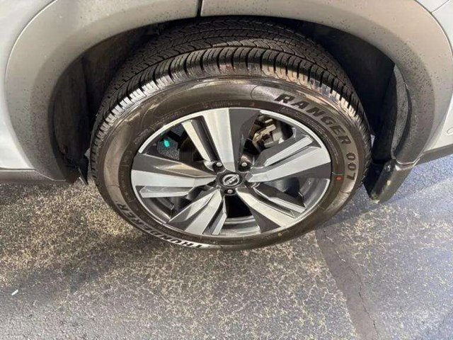Used 2023 Nissan Rogue SL w/ SL Premium Package image 11