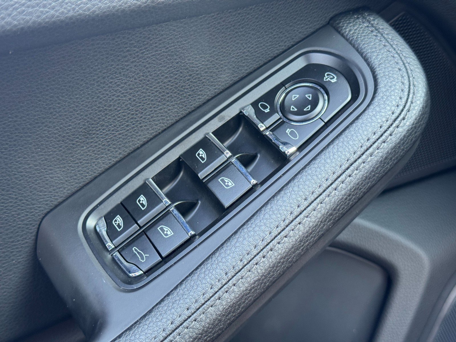 Used 2024 Porsche Macan image 17