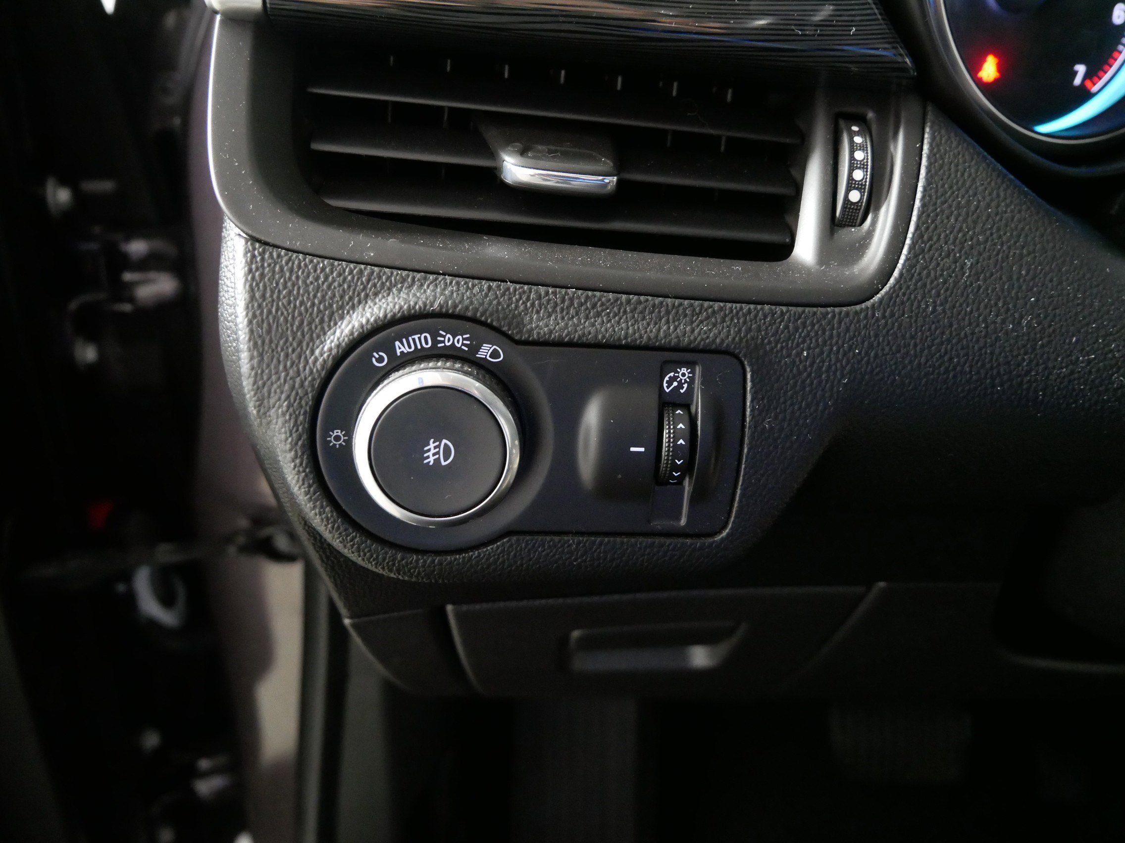 Used 2018 Buick Envision Essence image 27