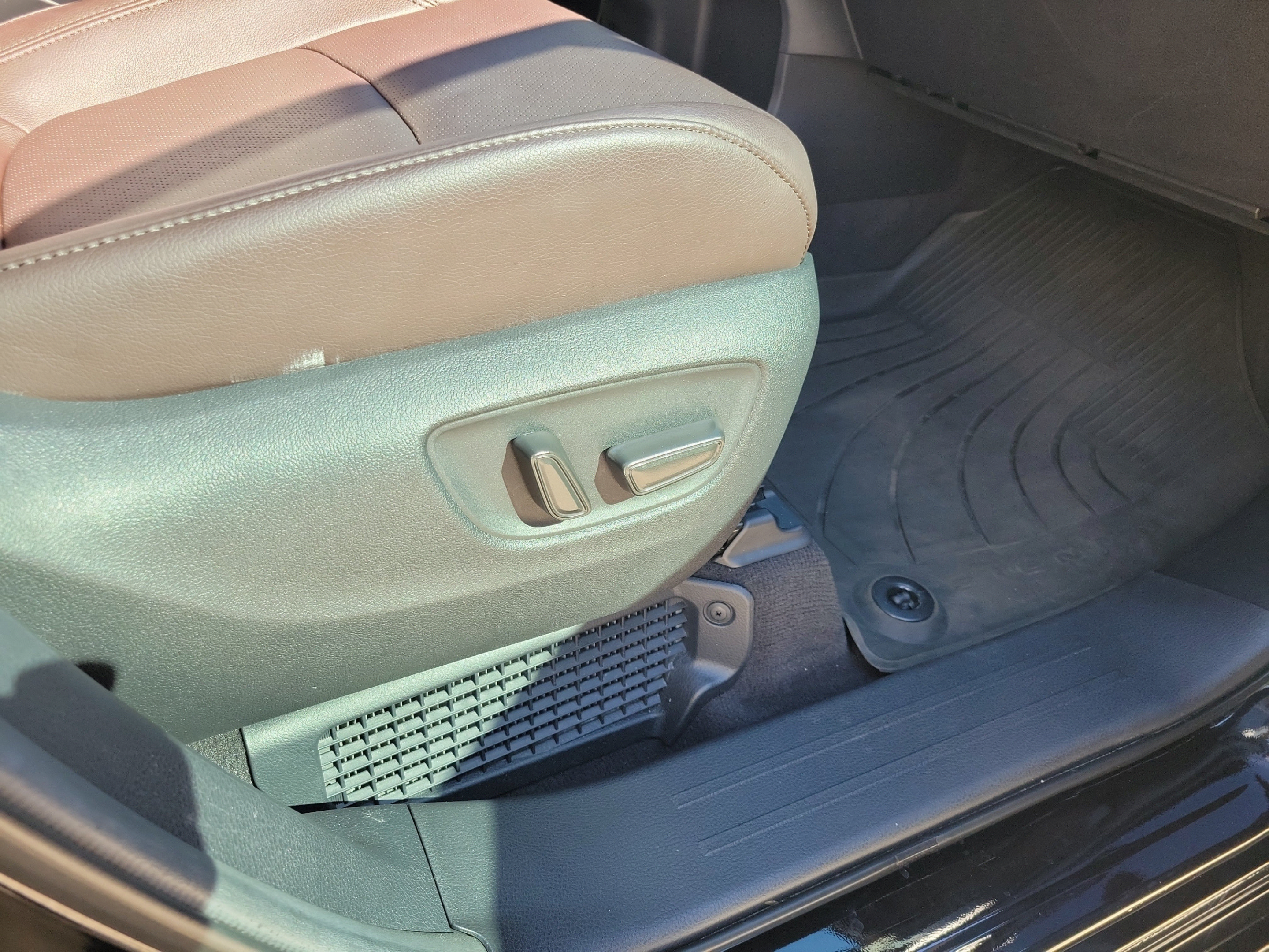 Certified 2024 Toyota Sienna Platinum FWD image 29