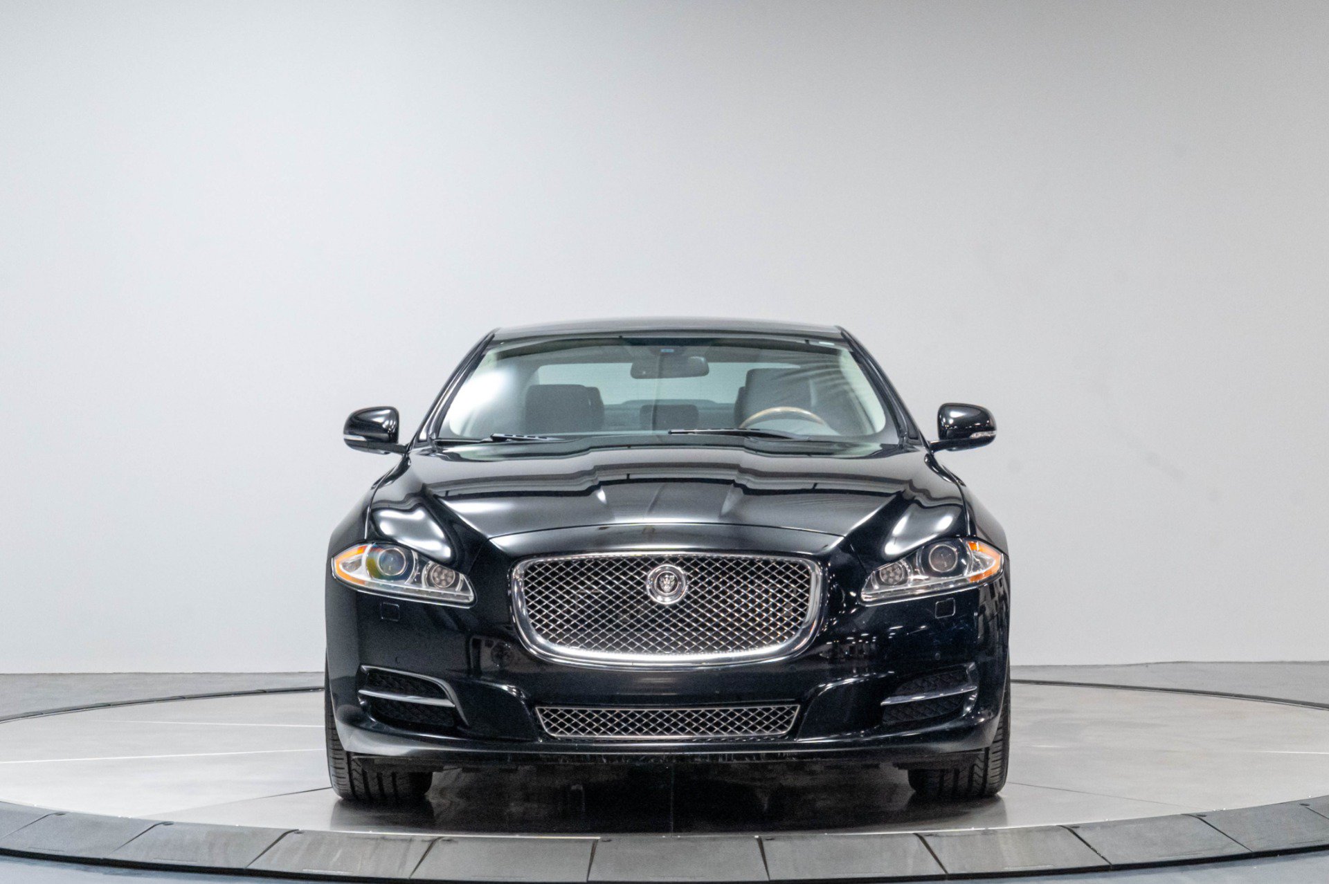 Used 2013 Jaguar XJ AWD image 42