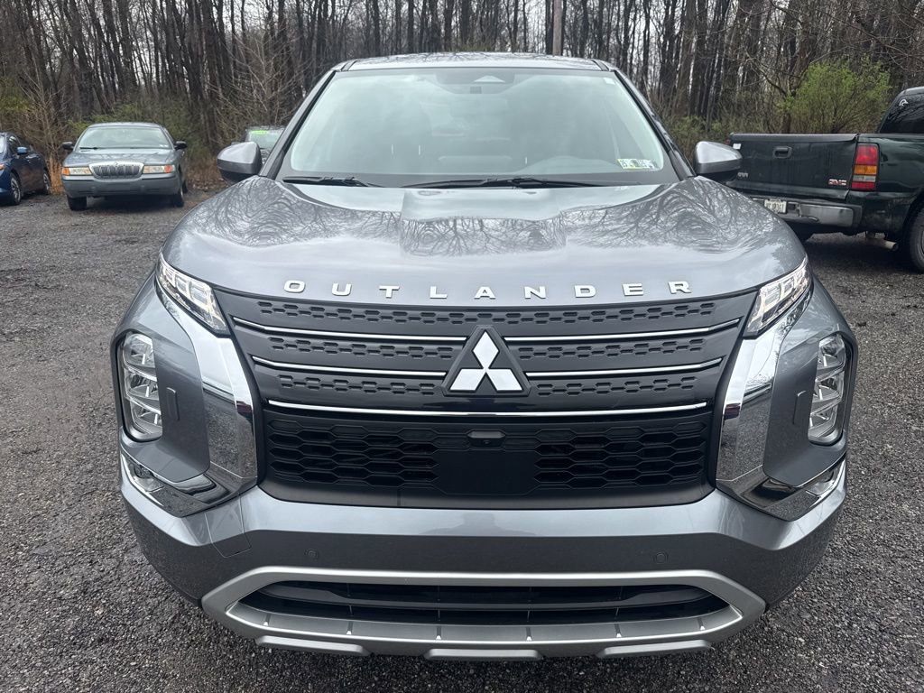 Used 2024 Mitsubishi Outlander SE image 2