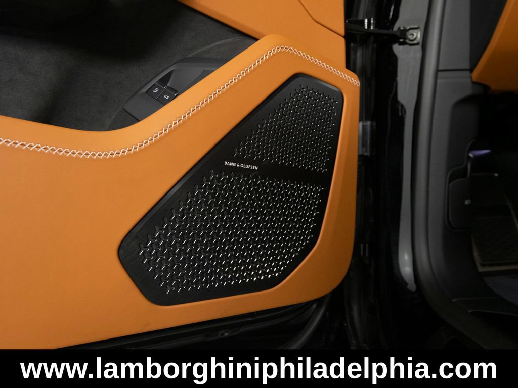 Used 2025 Lamborghini Urus SE AWD/4WD image 34