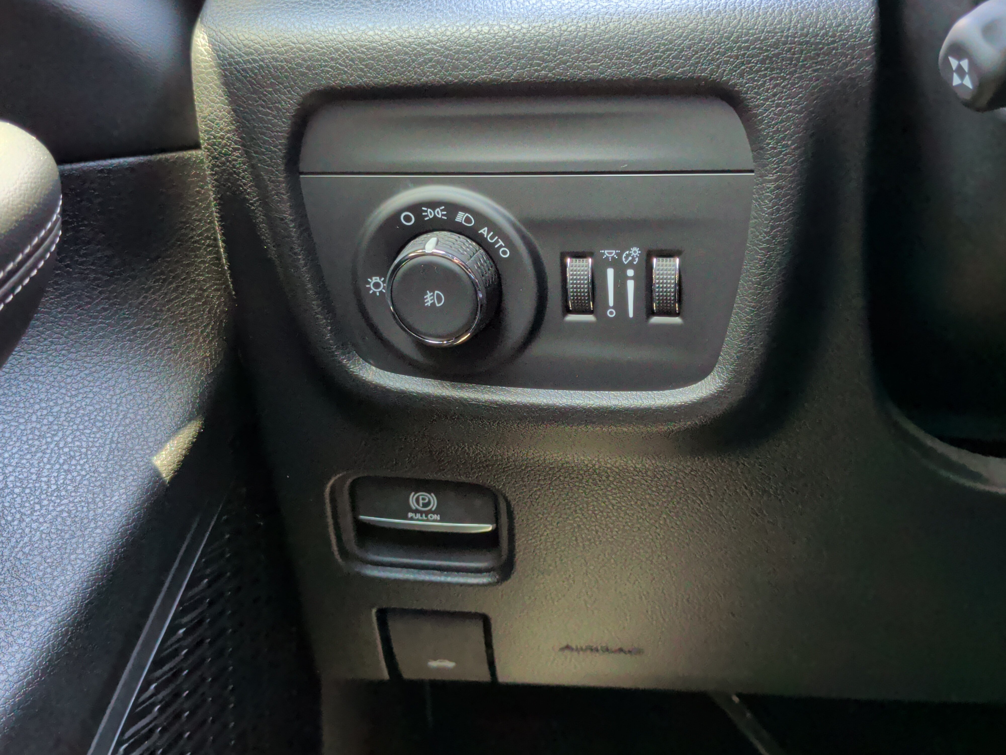Used 2025 Jeep Grand Cherokee Limited w/ Luxury Tech Group II RWD image 24