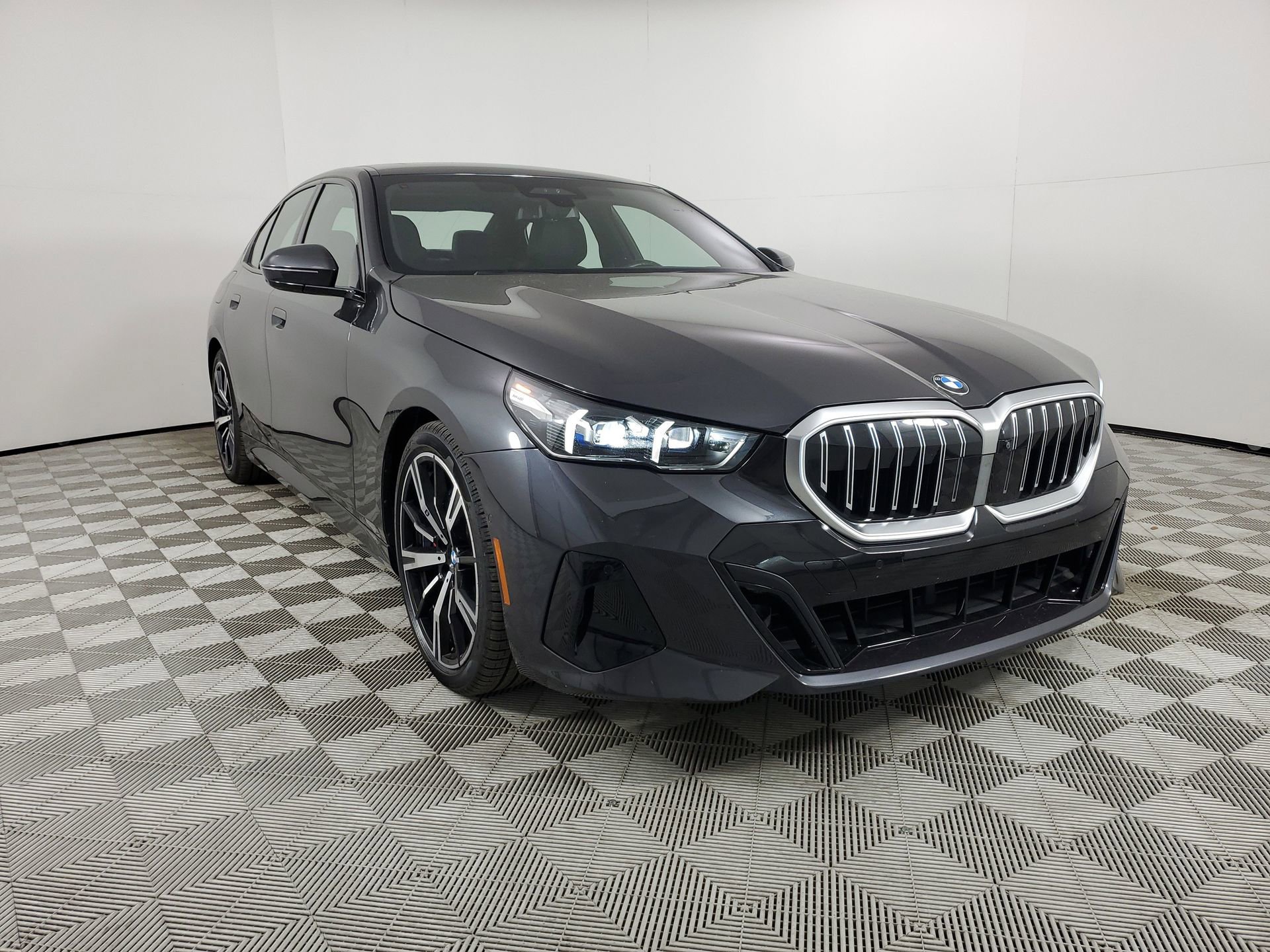 Used 2024 BMW 540i xDrive image 2