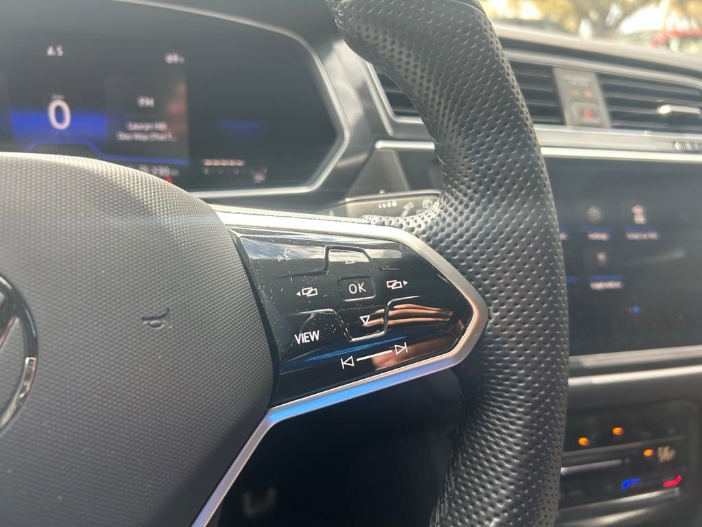 Certified 2022 Volkswagen Tiguan SE R-Line image 22