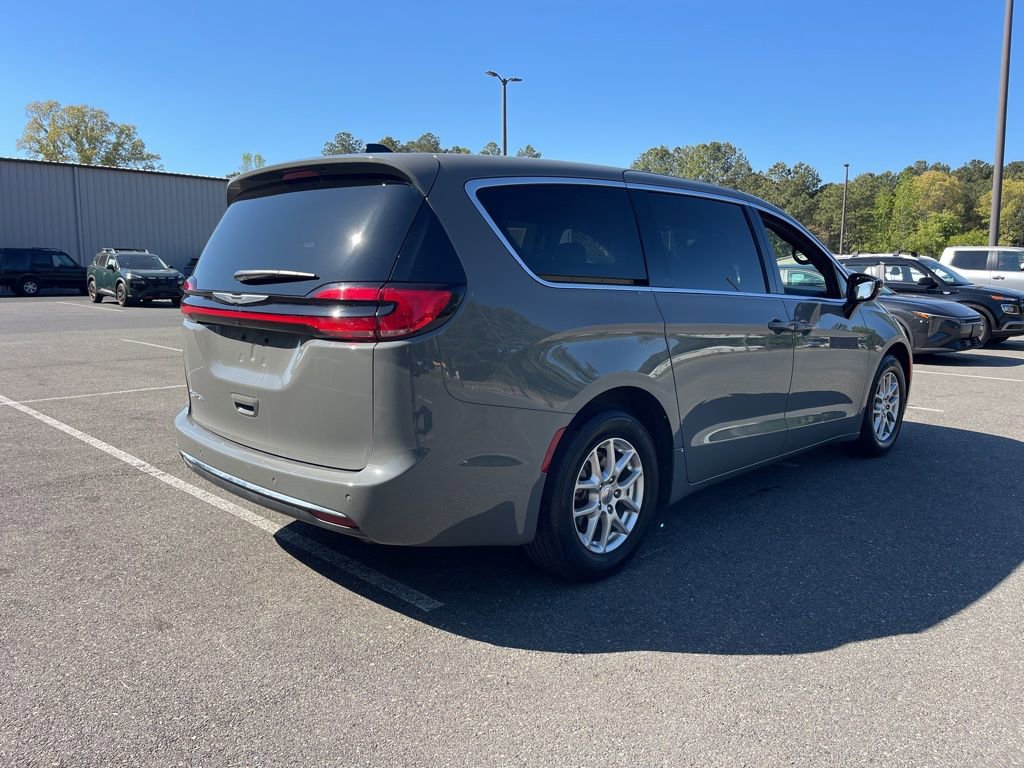 Used 2025 Chrysler Pacifica Select FWD image 5
