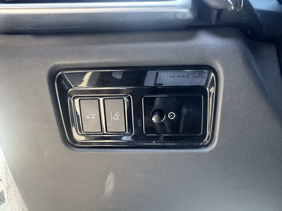 Used 2017 Jaguar F-PACE S image 10