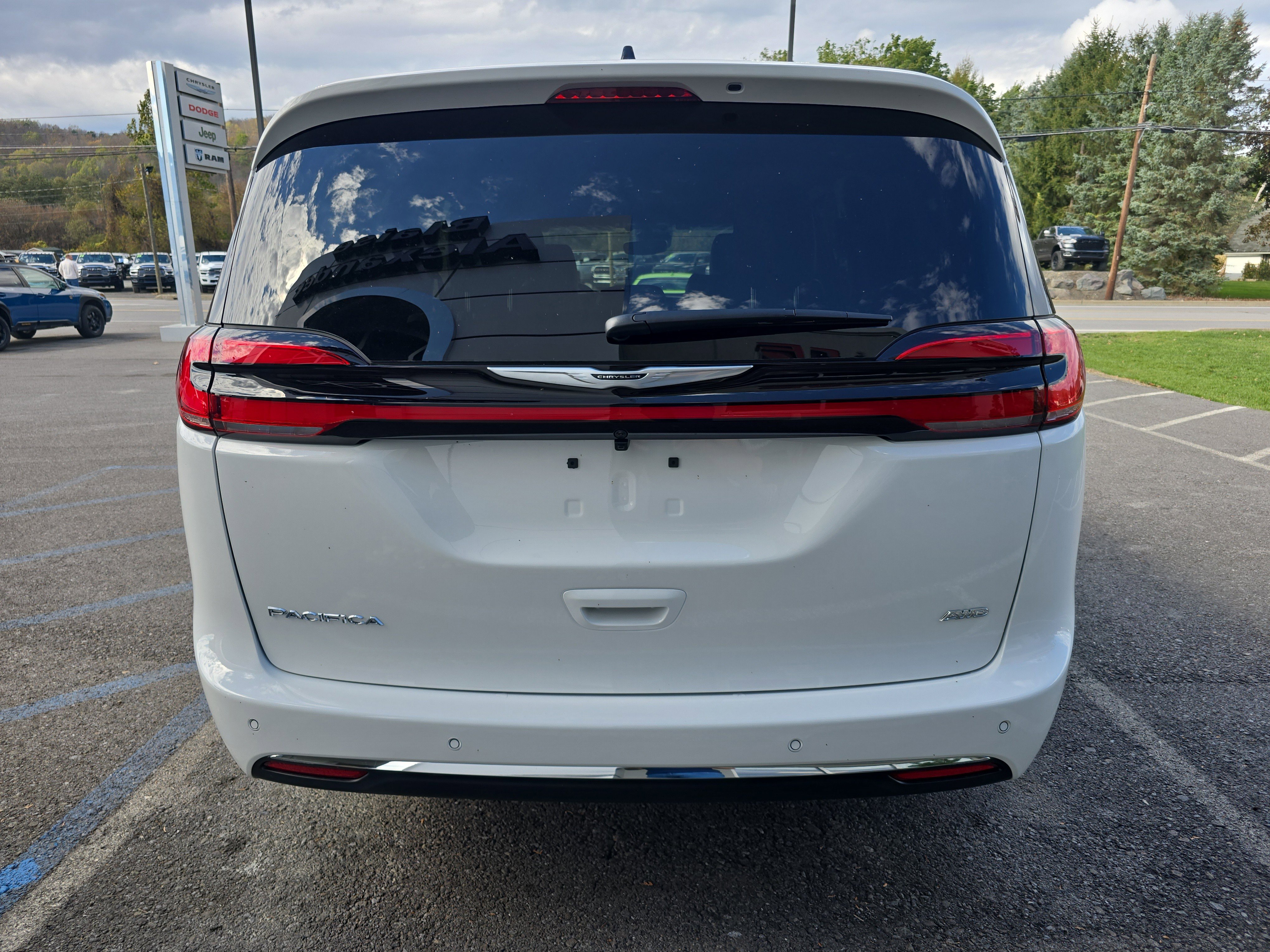New 2026 Chrysler Pacifica Select image 4