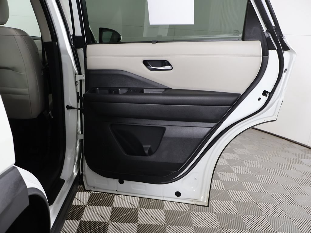 Used 2023 Nissan Pathfinder SL AWD/4WD image 26