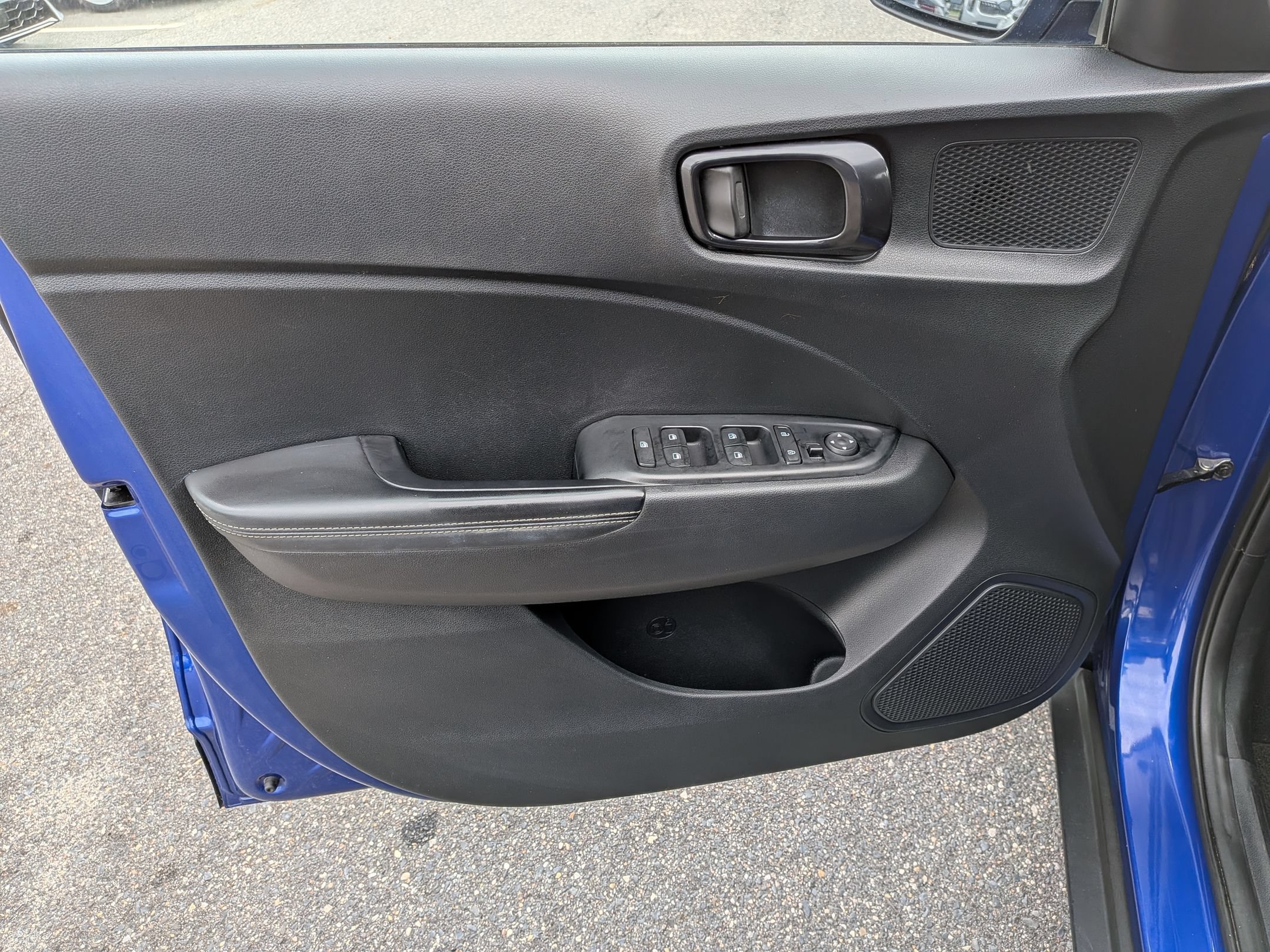 Used 2024 Hyundai Venue Limited FWD image 11