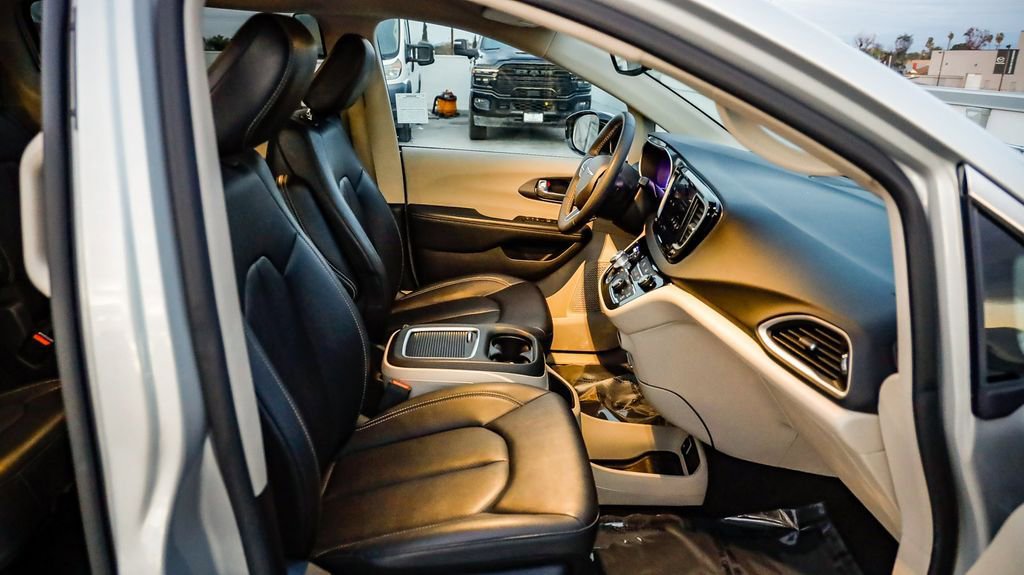 Certified 2024 Chrysler Pacifica Touring-L image 20